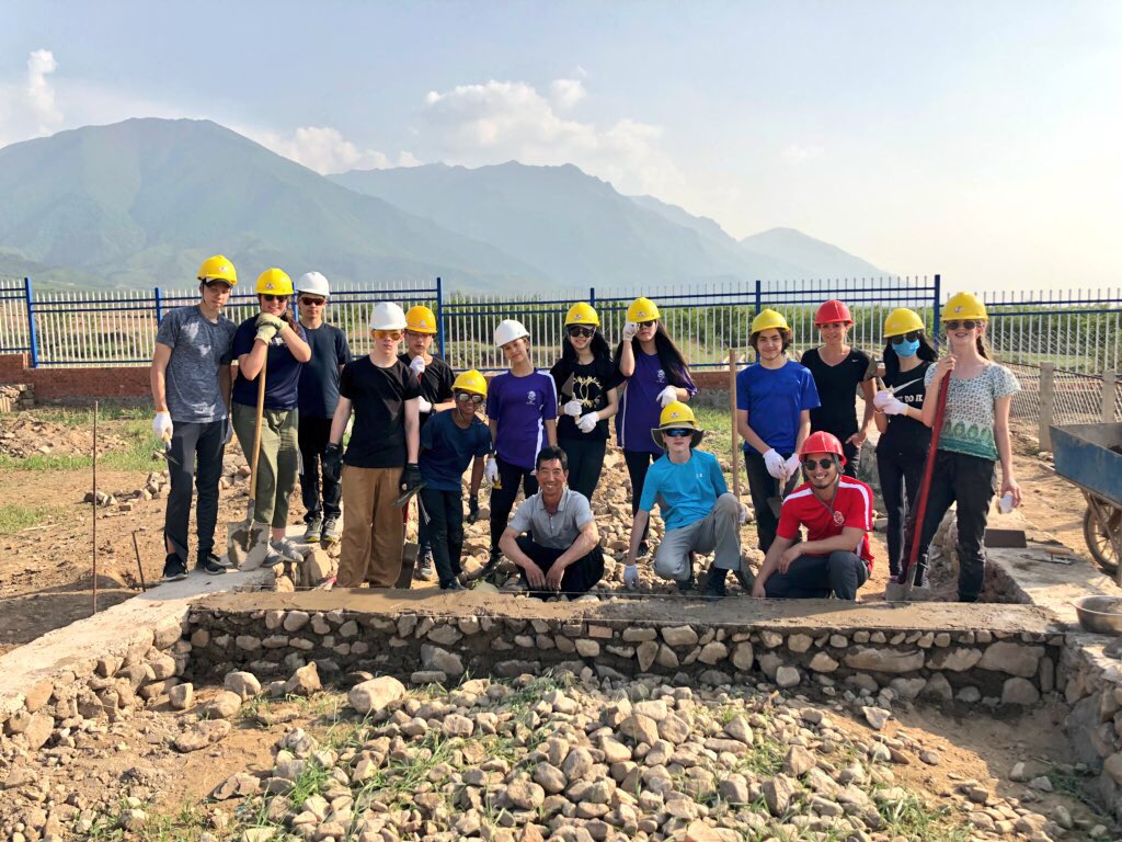 MsMBrooks's tweet photo. Day 5 (1/2): A day so nice, we had to post twice! Exploring the rural community and getting our hands dirty turning over new soil and building walls that were ALMOST as big as The Great Wall! #MulgraveChina 👷🏻‍♀️👨🏻‍🌾🇨🇳 https://t.co/AZ30o0RGpu
