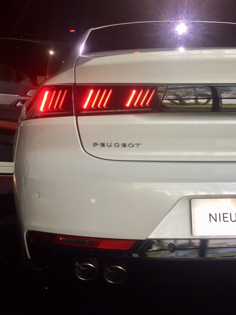 Julesvdleeuw's tweet image. Mooie details op deze nieuwe #Peugeot 508. Trendbreuk: sexy lijnen, fastback vierdeurs coupé. Nieuwe technologie, maar met een knipoog naar het verleden (o.a. 504 coupé)