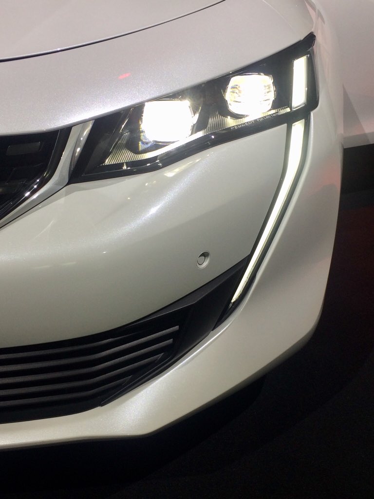 Julesvdleeuw's tweet image. Mooie details op deze nieuwe #Peugeot 508. Trendbreuk: sexy lijnen, fastback vierdeurs coupé. Nieuwe technologie, maar met een knipoog naar het verleden (o.a. 504 coupé)