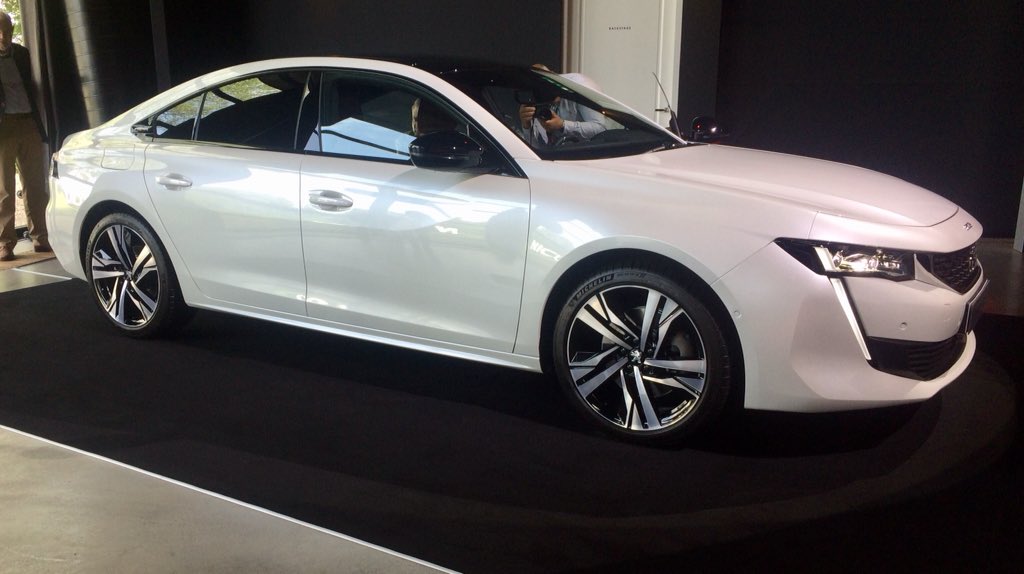 Julesvdleeuw's tweet image. Mooie details op deze nieuwe #Peugeot 508. Trendbreuk: sexy lijnen, fastback vierdeurs coupé. Nieuwe technologie, maar met een knipoog naar het verleden (o.a. 504 coupé)