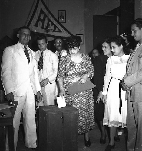 Janet Camilo ar Twitter: "Un día como hoy en 1942, por primera vez se realiza el voto femenino en una elección presidencial en República Dominicana, con la concurrencia de las mujeres a