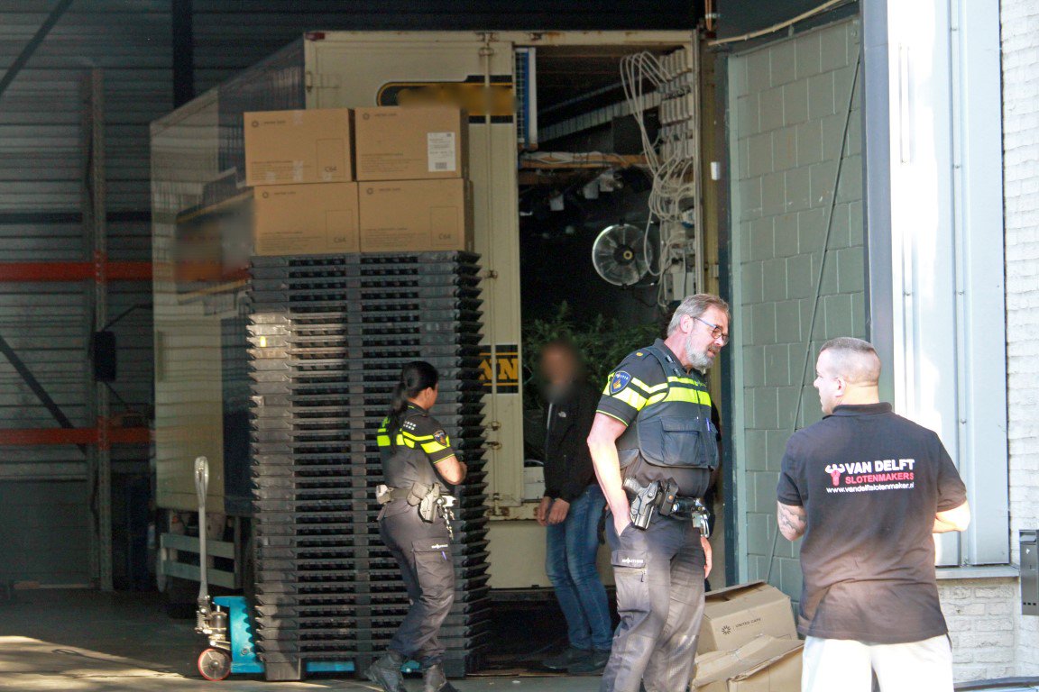 Van Delft Slotenmaker #gespot bij het openen van een bedrijfspand in #Alblasserdam. Van Delft Slotenmaker is de partner van #Politie, #Woningbouw, #VvE's en natuurlijk consumenten in heel Nederland