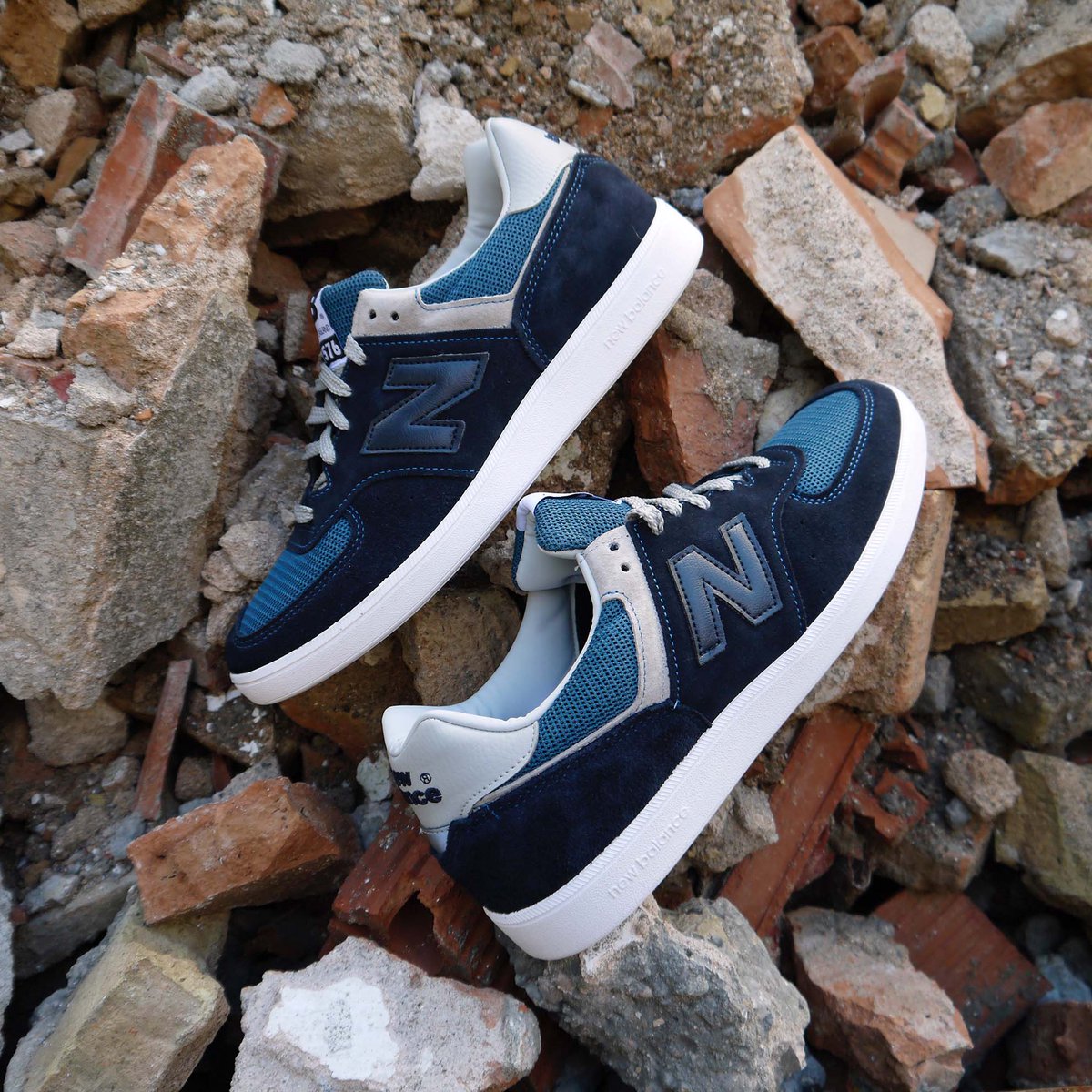 BabilaSneakers's tweet photo. Si los tonos azules de estas #zapatillas #NewBalance #CT576 OGN y su suela de goma blanca no te conquistan, lo harán su #confort insuperable y #calidad superior 'Made in UK'.
#pisalavida y sal ahí fuera con #Babila
👇👇👇👇👇
https://t.co/yw4NTbXfF4 https://t.co/84WE0mUctT