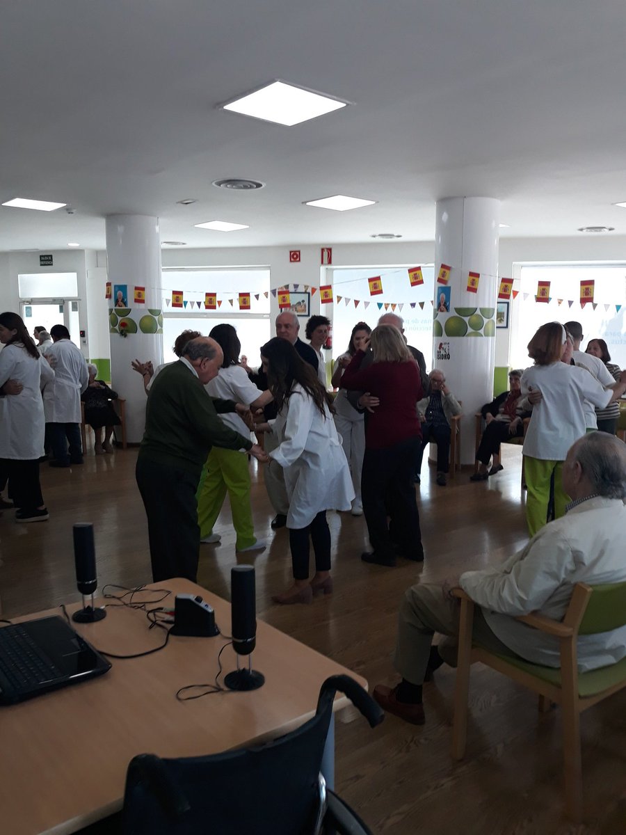 IsolanasN's tweet photo. Fiesta de San Isidro en el Centro, concurso de dibujos castizos, bailes de chotis e Historia del Santo. Disfrutando y rememorando! https://t.co/7RhrIqGDCN