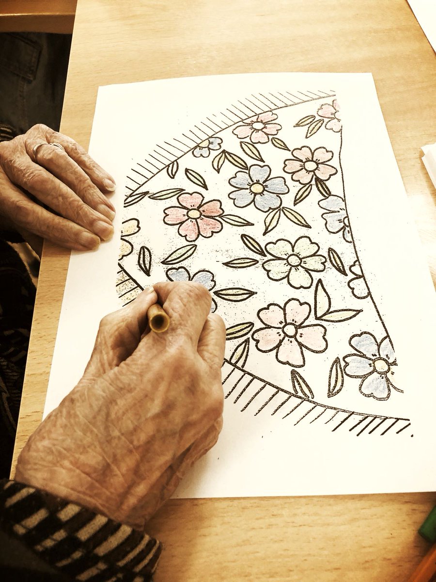 IsolanasN's tweet photo. Fiesta de San Isidro en el Centro, concurso de dibujos castizos, bailes de chotis e Historia del Santo. Disfrutando y rememorando! https://t.co/7RhrIqGDCN