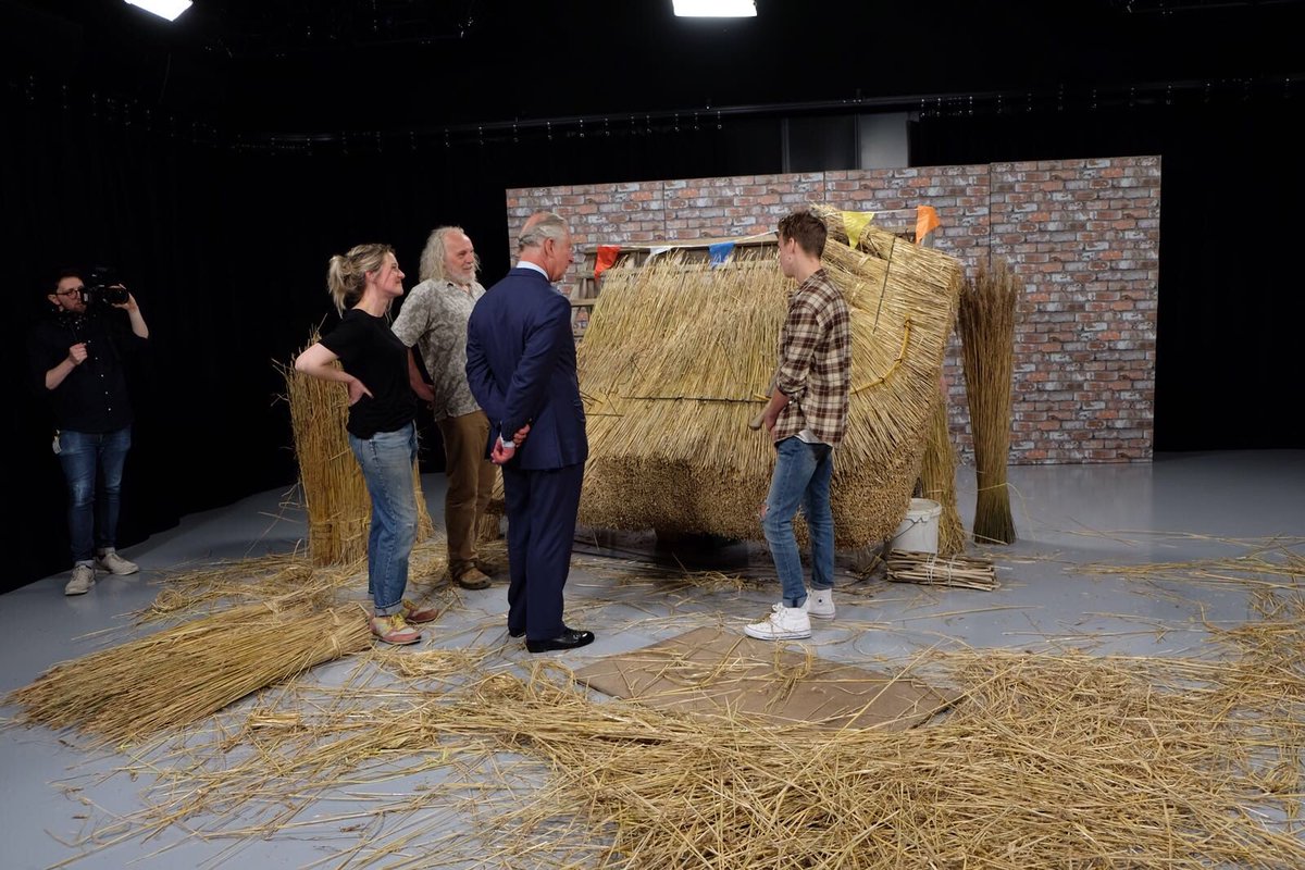 ClarenceHouse's tweet photo. YouTuber @joe_sugg, also known on @YouTube as ThatcherJoe, and The Prince of Wales take part in some traditional thatching at @YouTubeSpaceLon. 
HRH champions traditional skills such as thatching through his charity @PrincesFound https://t.co/KHvyh1LcbT