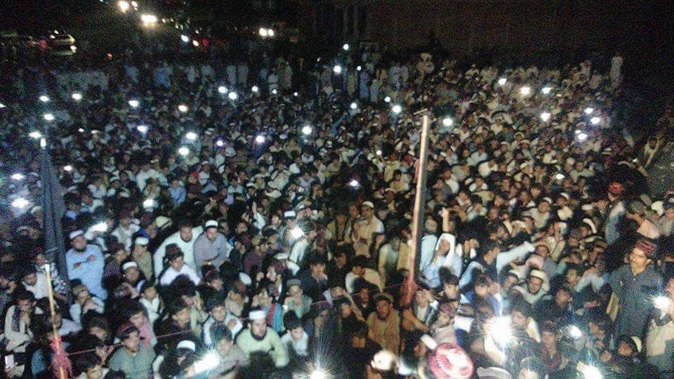 ManzoorPashteen's tweet photo. #MiraAliSitIn 
نارتھ وزیریستان کے غیور عوام کا میرعلی میں فوج کے ۱۰۰% کنٹرول علاقوں میں ٹارگٹ کیلنگ کے خلاف دھرنہ  جاری ہے 
ہم اس دھرنے کے ساتھ ہے ساتھ تھے اور ساتھ رہینگے ۔ https://t.co/cYGU5IZS5O