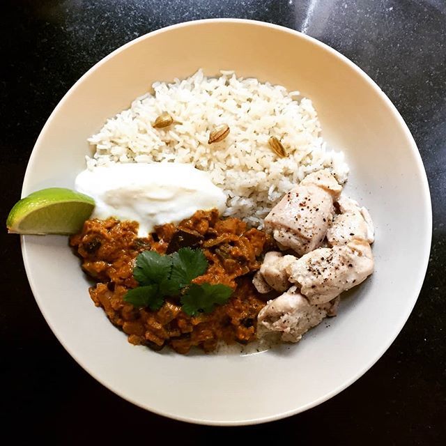 sweetspotparis's tweet photo. Poulet coco, curry d'aubergine, riz parfumé... Moi je dis, faut que le train aille plus vite 🚂 🚂 😆

#lesweetspot #sweetspot #le_sweetspot #sweetspotparis #platdujour #homemade #dishoftheday #curry #coloré #faitmaison #onafaim #jaifaim #miam #yummy https://t.co/e0WHKH0I5y https://t.co/n2AzabFbZo