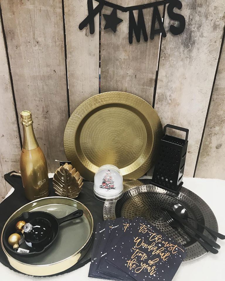 Laat je inspireren! Wij zijn al in kerstsferen🎄#showroom #kerstgeschenken #kerstpakketten #zwart #black #goud #gold  #xmas #ThomassenGifts #relatiegeschenk #relatiegeschenken #businessgift #businessgifts #giveaway #giveaways #Breda #marketing #communicatie #social #socialmedia