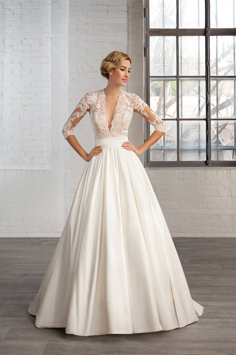 DemetriosBride's tweet photo. The American actress wore a dress gifted to her by #MGMStudios. When it comes to quintessential royal wedding looks, this style says it all and #Cosmobella dress 7746 is the perfect modern-day interpretation. Tell us why you love this timeless gown in the comments!
#Demetrios https://t.co/2gd561oTpv