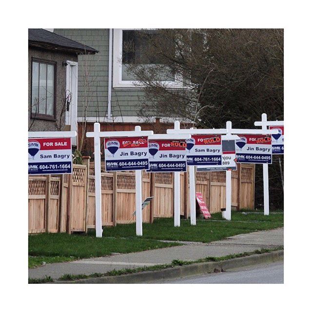 soldwell's tweet photo. DO REAL ESTATE SIGNS CATCH YOUR ATTENTION? #business #realestate #sign #advertising #marketing #411info https://t.co/DaD7MPShm2