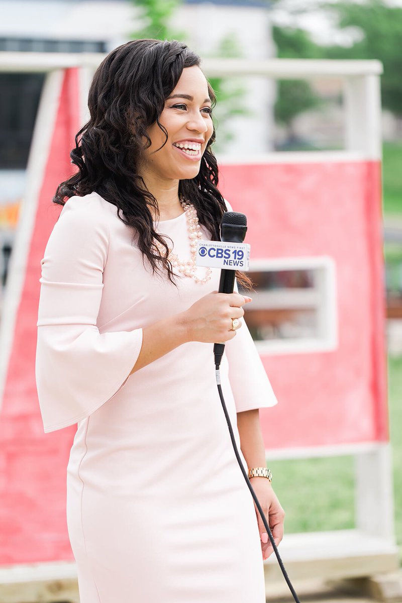 BriReports's tweet photo. Get dream job? ✔️
Report, produce, and anchor my own show? ✔️
And all before graduating with two degrees? ✔️✔️ and ✔️💁🏽‍♀️ https://t.co/AgnPPqVzvU