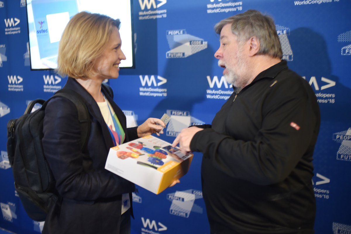 RoboWunderkind's tweet image. Robo Wunderkind got to meet @stevewoz today at @WeAreDevs. Thank you for leading the way in inspiring new generations to become true visionaries! We are on the same mission to empower kids to dream big 🙌 🤖 #WeAreDevs2018 #WeAreDevelopers