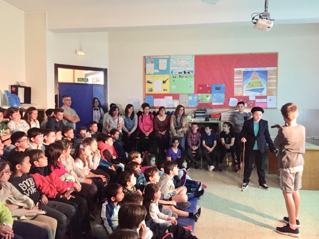 cfiebenavente's tweet photo. #FLZAMORA18,#formaciónCyL. El Ceip Fernando II  presenta su centro lleno de cine, al alumnado del CEIP Las Eras de Benavente. Películas, profesores, muchos actores y mucho más.... https://t.co/oPmEjcp4CV