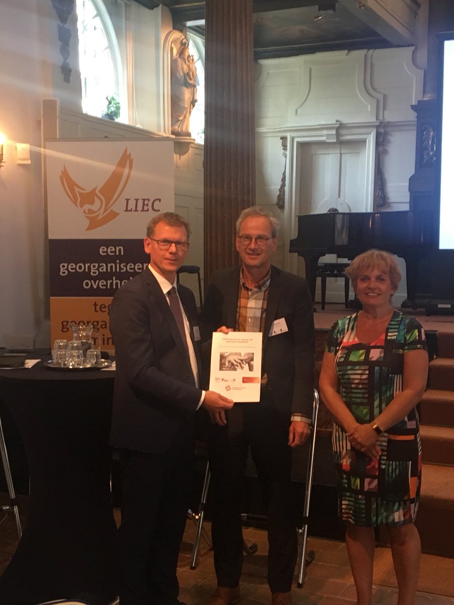 RaadslidNu's tweet photo. Het rapport “Ondersteuning en nazorg van bedreigde raadsleden” wordt door de Nederlandse Vereniging voor Raadsleden aangeboden aan @MinBZK https://t.co/NHZHtbg7Tk