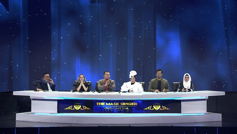 OfficialGTVID's tweet photo. Hmm.. Kira-kira para panelis @melly_goeslaw @AA_DeCe @KarthykaPutri @tentangtiwi @ArieKuntung@t_ORASUDI_ro punya strategi apa ya buat membantu kamu menebak? Cari tau! “THE MASK SINGER INDONESIA SEASON 3” Malam ini! Pk20.00 WIB @OfficialGTVID #TheMaskSinger3GTV https://t.co/s7y3luDPzF