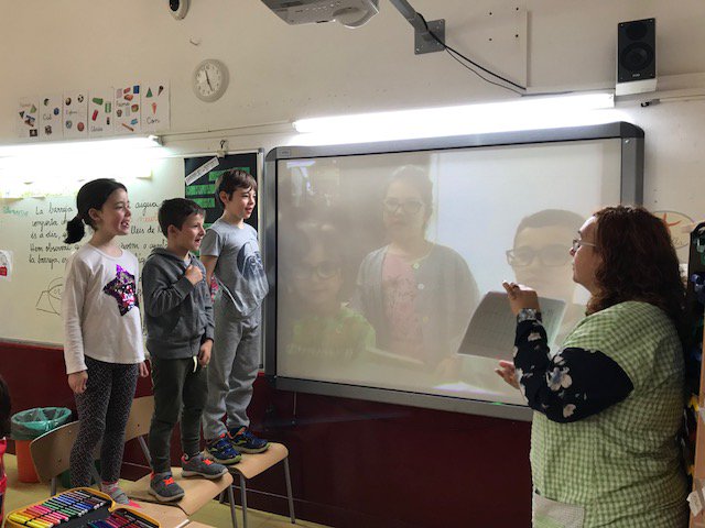 EscolaProa's tweet image. Videoconferència &quot;to introduce ourselves&quot; amb segon de primària #DCAnglès #sharetolearn @FTrams