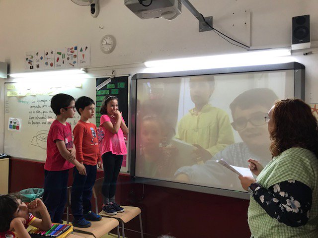 EscolaProa's tweet image. Videoconferència &quot;to introduce ourselves&quot; amb segon de primària #DCAnglès #sharetolearn @FTrams