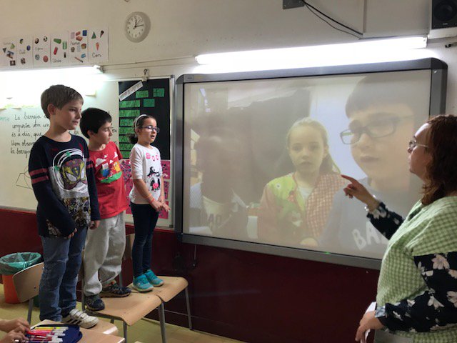 EscolaProa's tweet image. Videoconferència &quot;to introduce ourselves&quot; amb segon de primària #DCAnglès #sharetolearn @FTrams