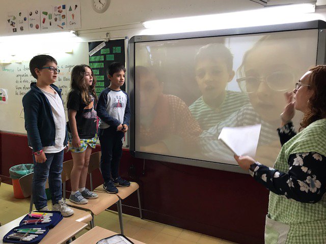 EscolaProa's tweet image. Videoconferència &quot;to introduce ourselves&quot; amb segon de primària #DCAnglès #sharetolearn @FTrams