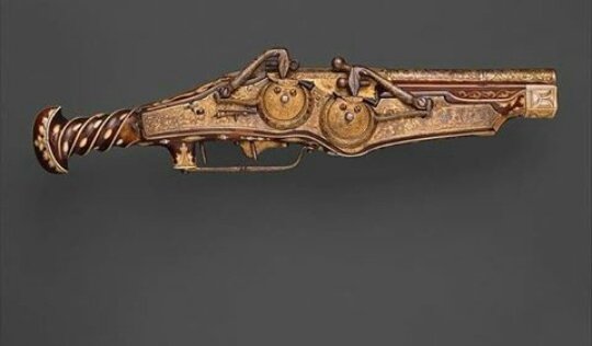 مسدس ألماني نادر ومذهب مصنوع عام 1540م (قبل478عام) طوله 49.2سنتميتر ووزنه 2.5 كيلو غرام