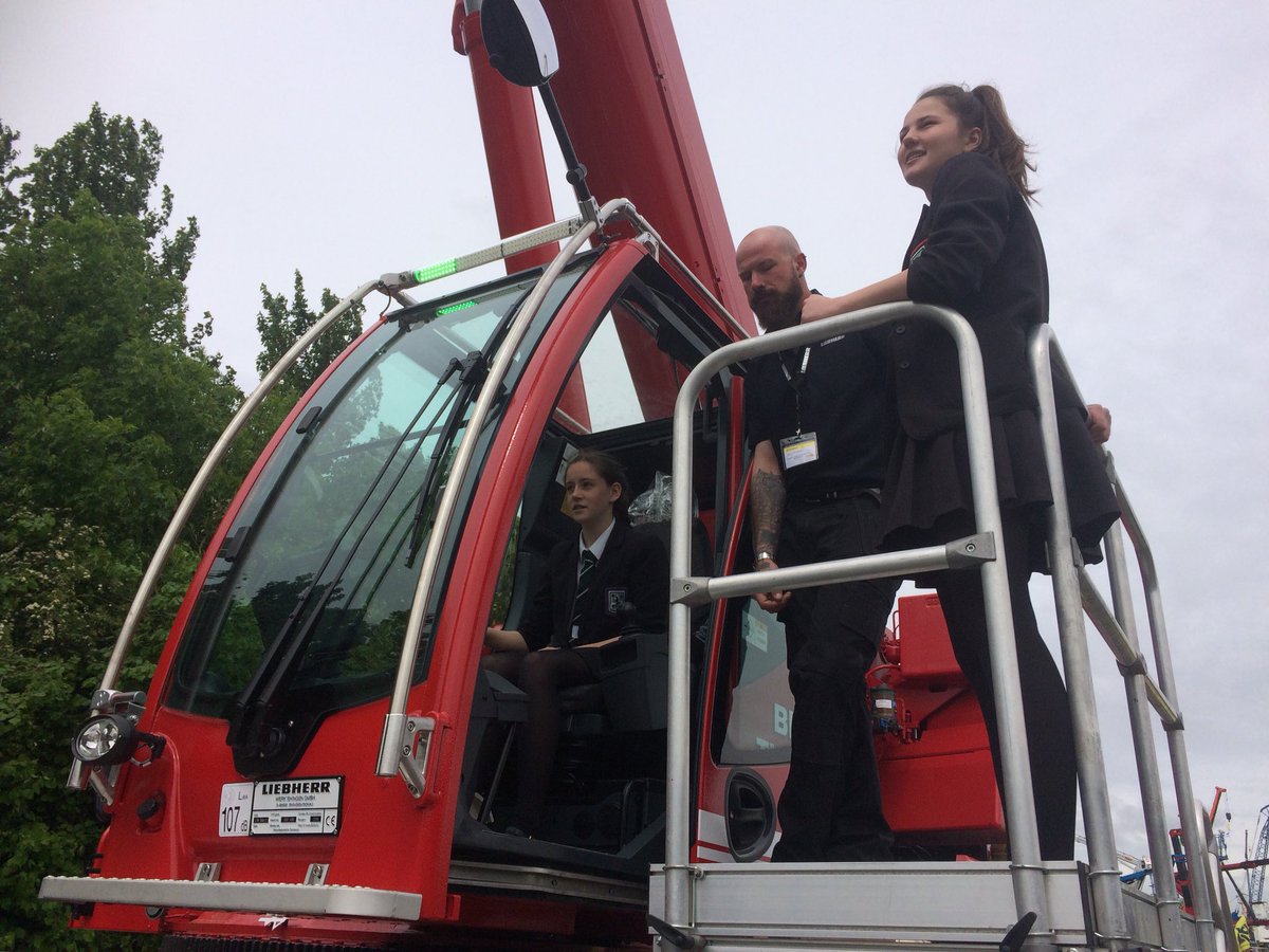 MF_MC's tweet photo. Chris @LiebherrHR_GB has trained our operators from @ChelloAcademy @LeesBrookSchool students teachers and workshop leaders. #VertikalDays2018 Look out for him in #ROMyE blog soon https://t.co/hhT0SEFMpK