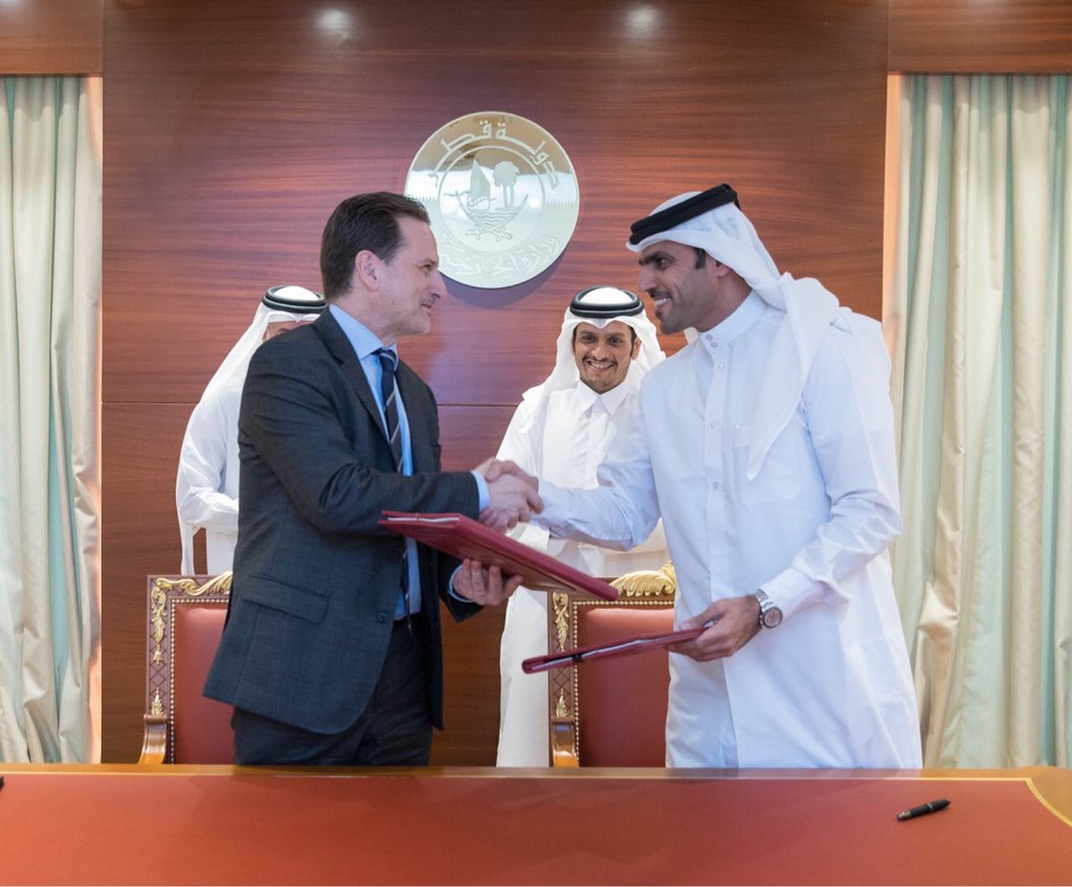 وقع المفوض العام للأونروا بيير كرينبول ومدير عام صندوق #قطر للتنمية سعادة خليفة بن جاسم الكواري اليوم في الدوحة مذكرة تفاهم تبلغ قيمتها 50 مليون دولار، يعد هذا التبرع من دولة قطر  أمرا حاسما في حماية سبل وصول لاجئي #فلسطين للتعليم الأساسي في عام 2018. <a href="/qatar_fund/">Qatar Fund For Development صندوق قطر للتنمية</a> #UNRWA (1/3)