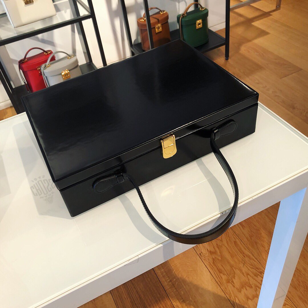 RETOYSweb's tweet image. #展示会まわり フル回転な本日😋こちらはアメリカの老舗ラグジュアリーレザーグッズブランド @markcross のバッグたち💖
阪急うめだでポップアップも開催中⇩
retoys.net/pressnews/1138…
#markcross #マーククロス