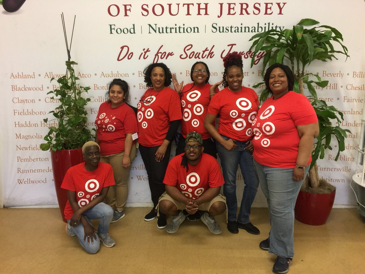 We had such an awesome day volunteering at the South Jersey FoodBank #d422 #tgtvolunteers 
@TGTBarrow <a href="/hangnguyen_/">Hang Nguyen</a> <a href="/john_ben11/">John Bennett</a>