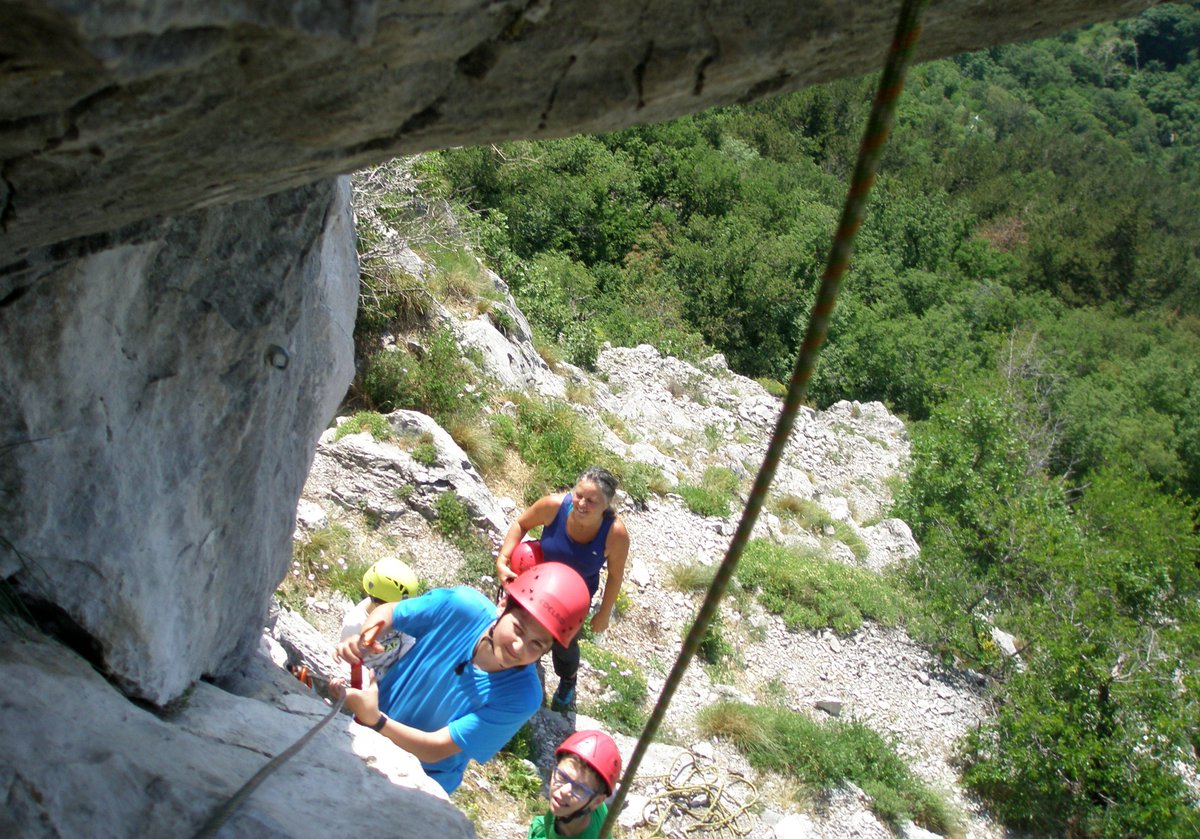 SAGTriesteCAI's tweet photo. Alla seconda uscita del #corso di avvicinamento alla #montagna gli #allievi dell'#AlpinismoGiovanile hanno affrontato le “Rose d’Inverno” della #ValRosandra per apprendere le tecniche di #progressione in #ferrata.
https://t.co/6dc8VQkXpF
#caiSAG #trieste #fvg @CaiFvg @CAI150 https://t.co/GqJAyGW7zt
