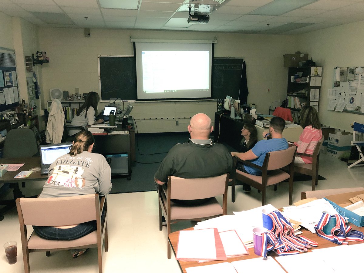 littlestars1227's tweet photo. Fourth grade hard at work during our STEM planning days! ❤️ the collaboration! #edgewaterstrong @EPS_Bobcats https://t.co/mX9qbCtZSq