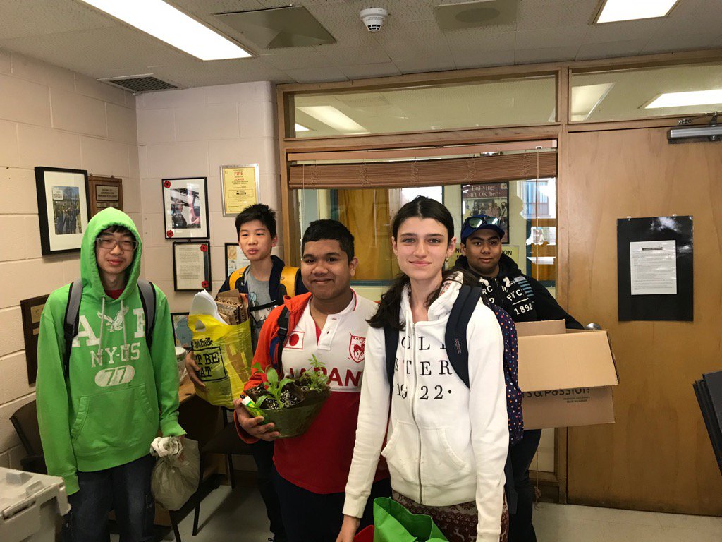 Excited Eastdale students are ready and heading to the STEM fair at Osler HS to share their learning <a href="/TDSB_STEM/">TDSB STEM K-12</a>