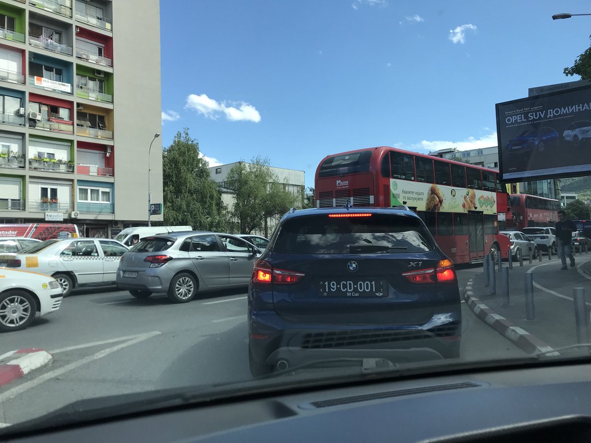 овој град едноставно не го бидува за ништо освен за свирење и т’скање еден позади друг на сред раскрсница!!!