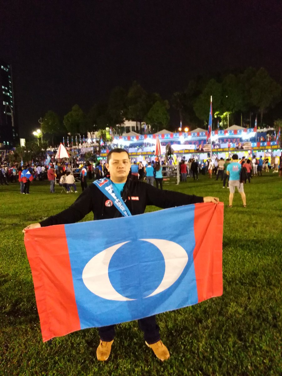 hasrul_aziz's tweet photo. Padang Timur, Petaling Jaya 🇲🇾
Semangat DS @anwaribrahim!
'Button badge' YB @youngsyefura pun join 😂
#iwillneversurrender https://t.co/620b8V1GoD