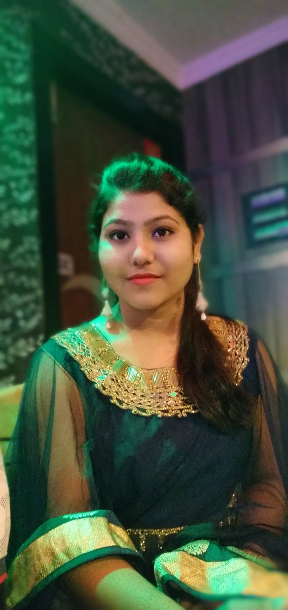 PariKaushik1's tweet photo. #lastnightevent #selfie https://t.co/2yHLY2k3MN