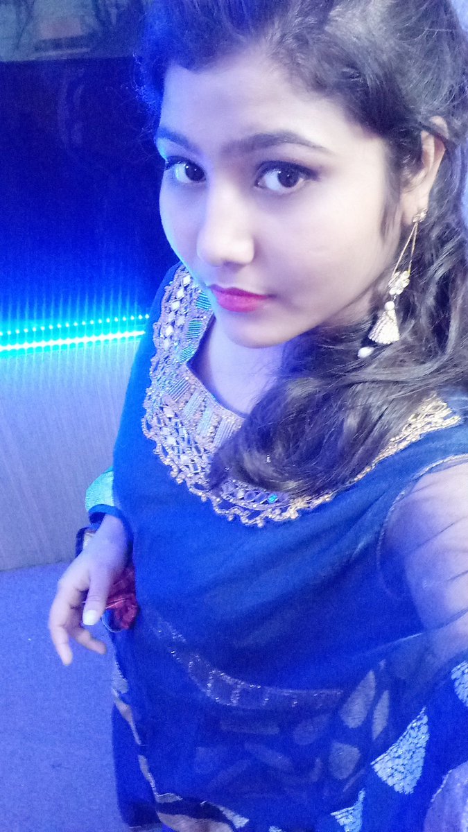 PariKaushik1's tweet photo. #lastnightevent #selfie https://t.co/2yHLY2k3MN