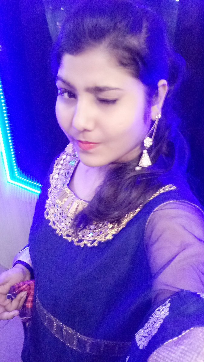 PariKaushik1's tweet photo. #lastnightevent #selfie https://t.co/2yHLY2k3MN