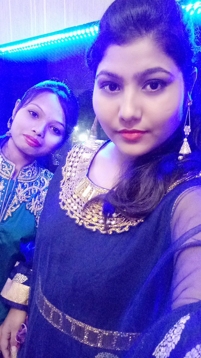 PariKaushik1's tweet photo. #lastnightevent #selfie https://t.co/2yHLY2k3MN
