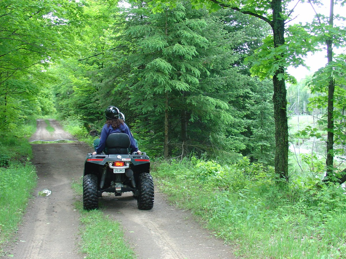 OnHighlands's tweet photo. Discover the small towns, good food & incredible trails that have one young family exploring #RenfrewCounty by #ATV again and again. Wander here: https://t.co/it6yL6EW8I
#ComeWander #DiscoverON #FreedomFinder #MemoryMaker https://t.co/QSFTnY6wYW