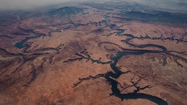 americanrivers's tweet photo. Anyone else try to name the rivers they fly over? Any guesses on this one?
๐ท: @drewcoffman
#aerialview #riversfromabove #windowseatview #americansw #riversconnectus #wearerivers #desertriver https://t.co/sl5LYcaUwG https://t.co/Xn6Za8fUUQ