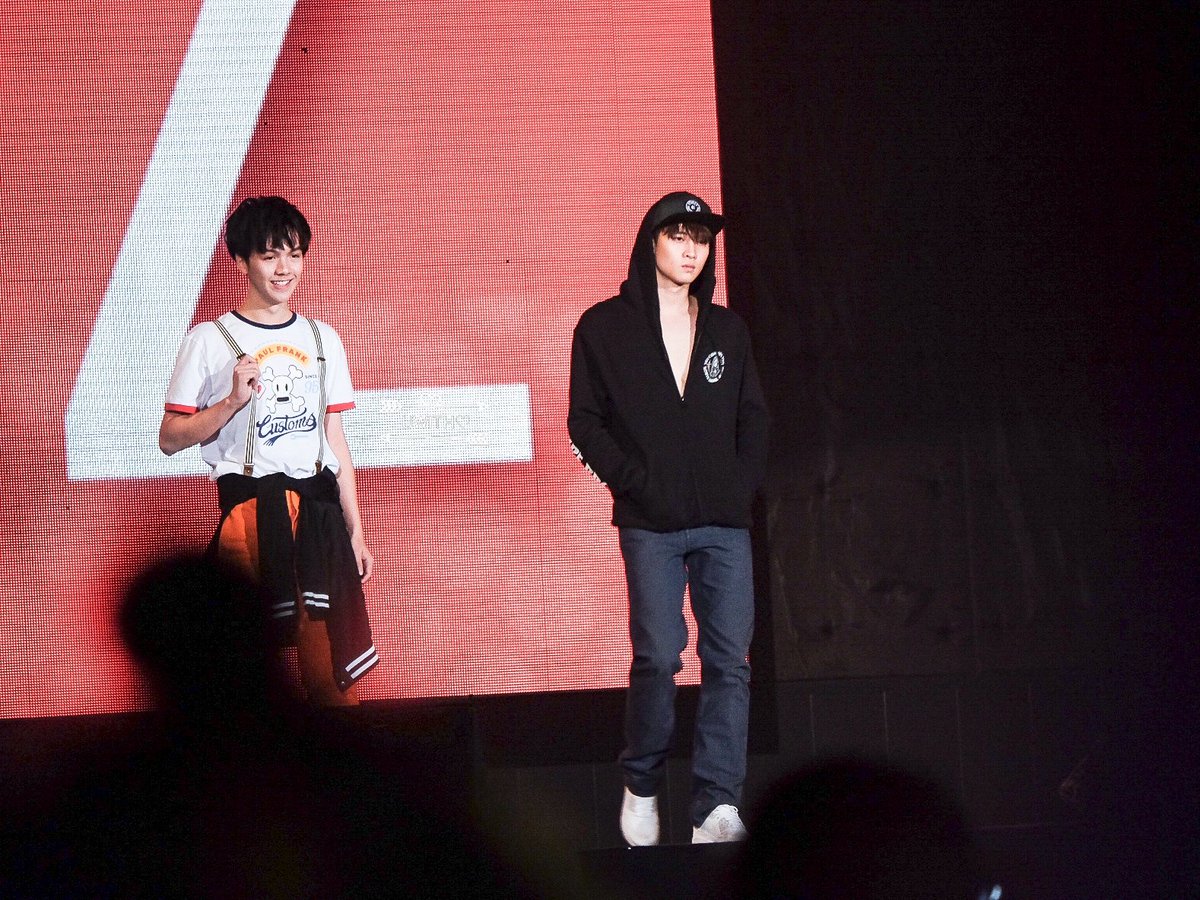 180516 | ฟีลคนซ้ายกับคนขวาทำไมมันต่างกันจังคะ🤣 #lovebychanceseries #KazzAwards2018