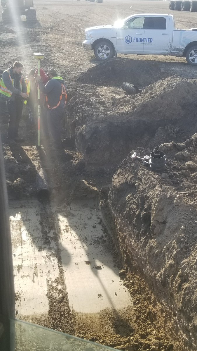 FrontierTile's tweet photo. Beautiful day for training new "tile-rs" #planttile #windwindstayaway Call today for your free assessment 1-844-744-TILE https://t.co/Yw8qx838Xu