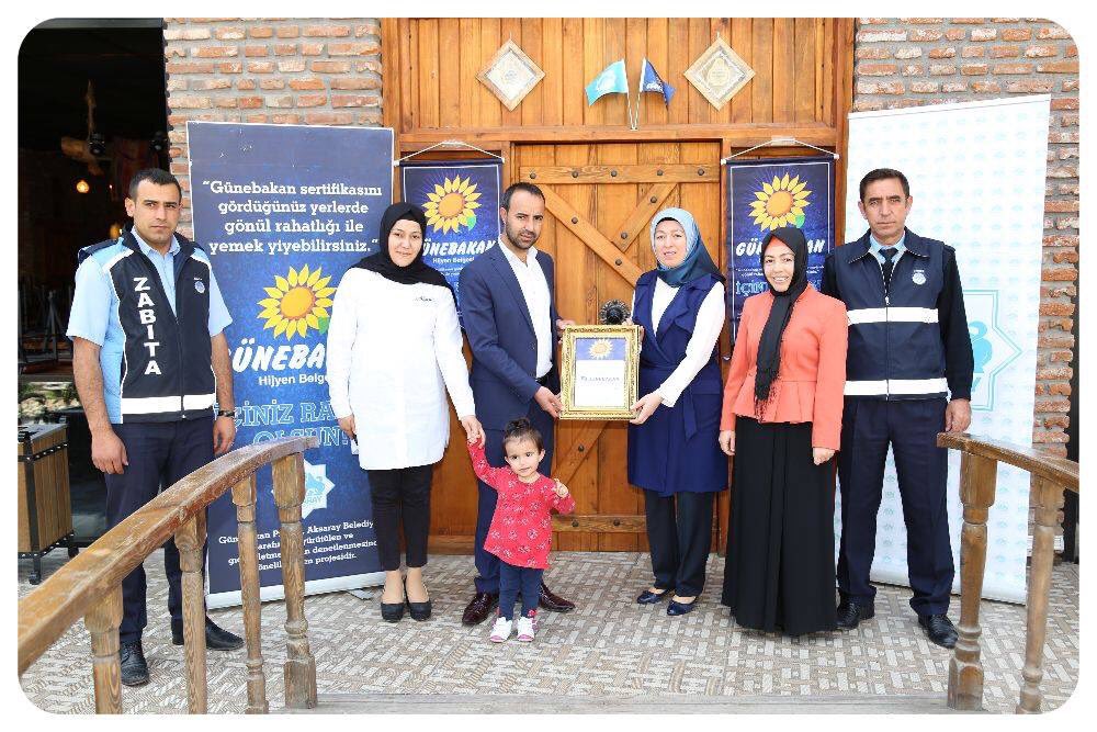 GÜNEBAKAN SERTİFİKASI ALMAK BİR AYRICALIKTIR
Günebakan Değerlendirme Komisyonu tarafından yapılan değerlendirme sonucunda Kardeşler Restoran işletmesi Günebakan Sertifikasına layık görüldü.Çalışanlarını ve işletme yetkililerini kutluyoruz.Günebakan ailesine 1 işletme daha katıldı