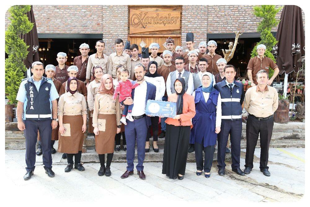68GUNEBAKAN's tweet photo. GÜNEBAKAN SERTİFİKASI ALMAK BİR AYRICALIKTIR
Günebakan Değerlendirme Komisyonu tarafından yapılan değerlendirme sonucunda Kardeşler Restoran işletmesi Günebakan Sertifikasına layık görüldü.Çalışanlarını ve işletme yetkililerini kutluyoruz.Günebakan ailesine 1 işletme daha katıldı https://t.co/aEon8SUNub