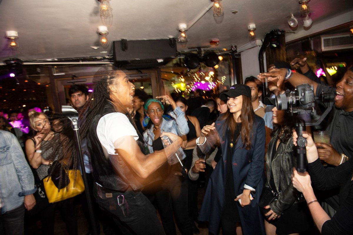onesource_io's tweet photo. Crowd heights. 👏🏻👏🏻👏🏻 @TopazJones laying it down at our launch party last night. #goblockparty #blockchain #BlockchainWeekNYC #ticketing #Consensus2018 #Consensus https://t.co/bw47iPOsb4