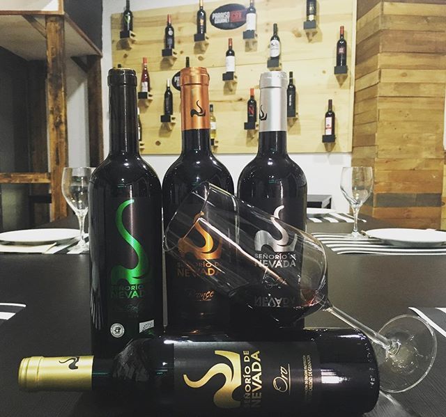 De la Comarca Del Valle de Lecrín, Bodegas Señorío De Nevada. Señorío de Nevada ecológico (Petit Verdot). Señorío de Nevada Bronce (Cabernet, Merlot y Tempranillo). Señorío de Nevada Plata (Syrah, Merlot y Cabernet). Señorío de Nevada Oro (Syrah, Caberne… ift.tt/2L7XeFQ