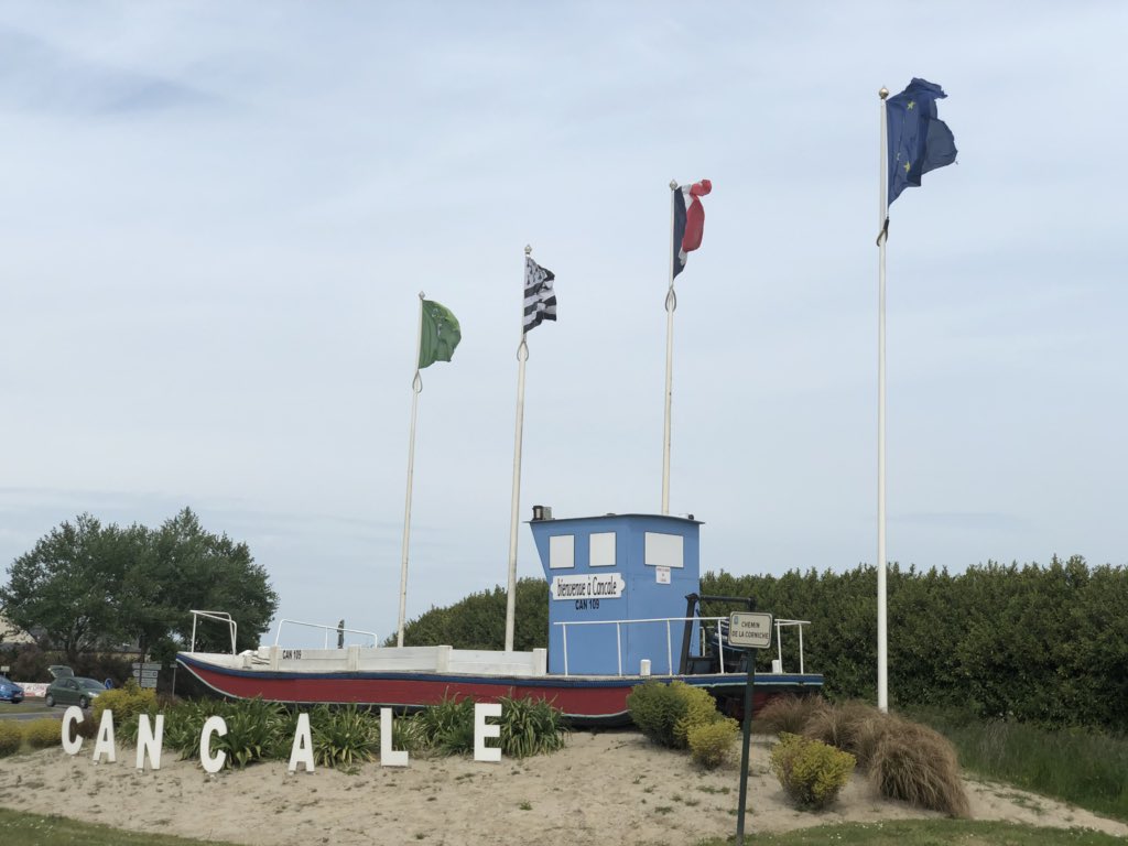 HachSaray's tweet photo. Rencontres sympathiques à #Cancale ! Merci au photographe !! « Fier d’être #europeen » m’a-t-il dit 😊 https://t.co/h3N9NqOnPt