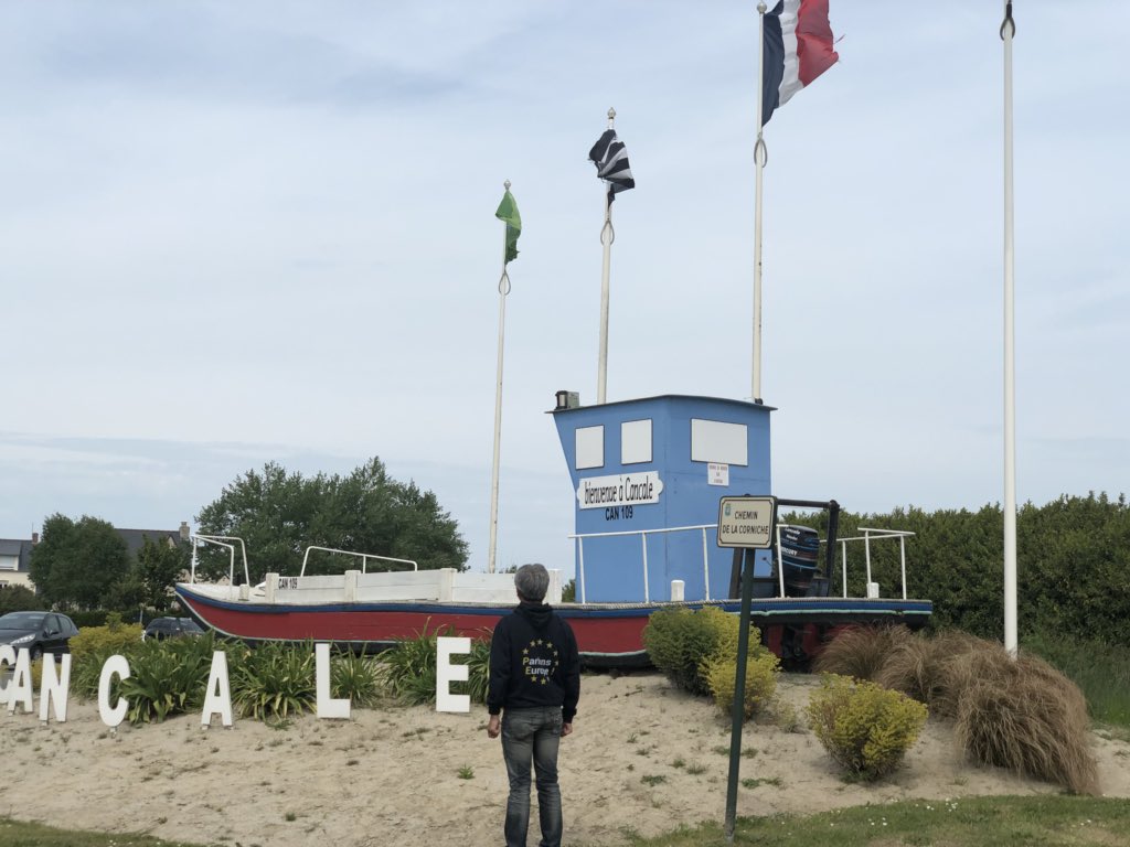HachSaray's tweet photo. Rencontres sympathiques à #Cancale ! Merci au photographe !! « Fier d’être #europeen » m’a-t-il dit 😊 https://t.co/h3N9NqOnPt