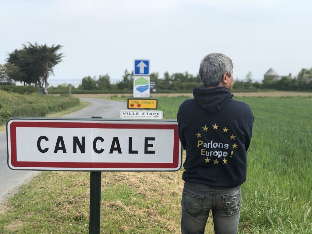 HachSaray's tweet photo. Rencontres sympathiques à #Cancale ! Merci au photographe !! « Fier d’être #europeen » m’a-t-il dit 😊 https://t.co/h3N9NqOnPt