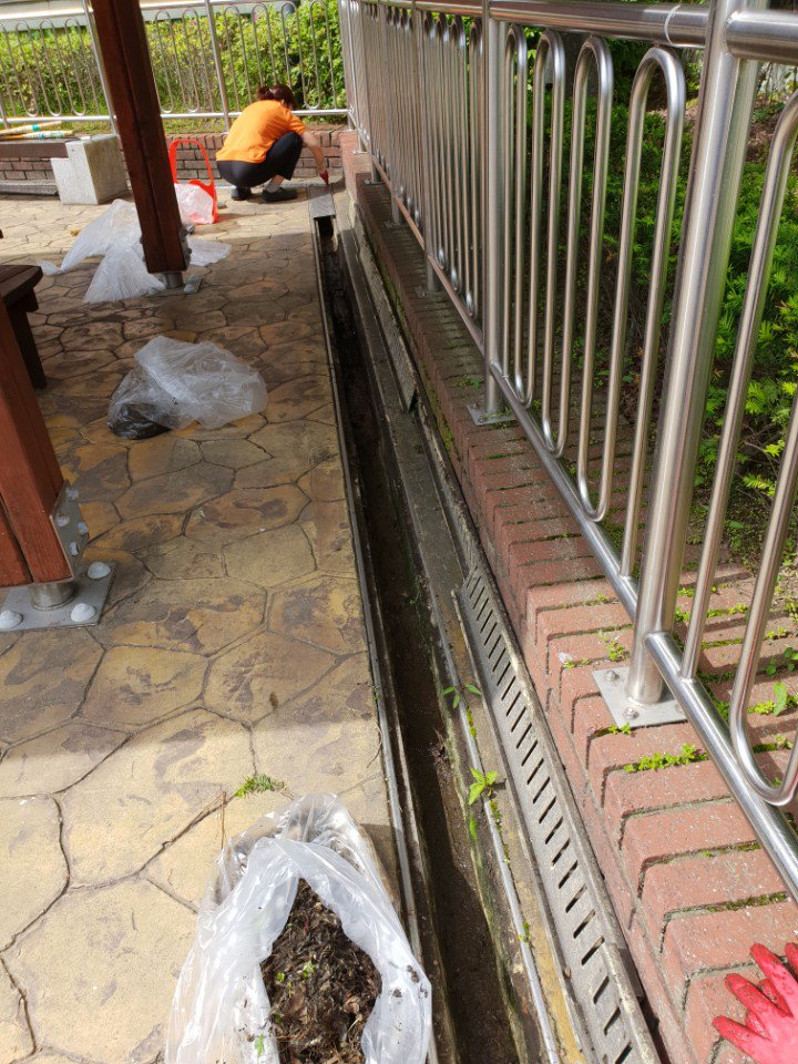 loveelife83's tweet image. #성남시 #평생학습원 #중앙도서관 및 #평생학습관 등 건물 옥상 배수로 정비를 완료했습니다. 강우시 시설물에 피해가 없도록 대비하겠습니다.  
#도서관지원과